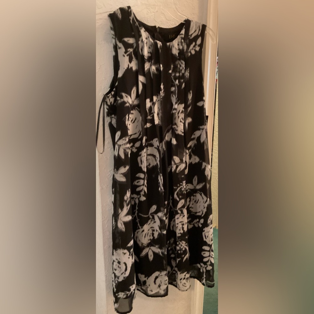 Black and white dress in size 6.  Brand new with tags.